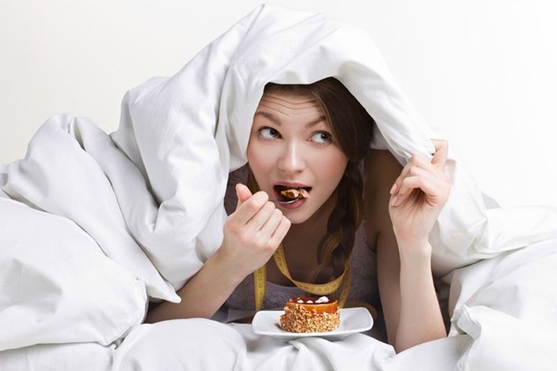 Điểm mặt những thói quen xấu trước khi đi ngủ vừa gây béo bụng mà còn có hại cho sức khỏe