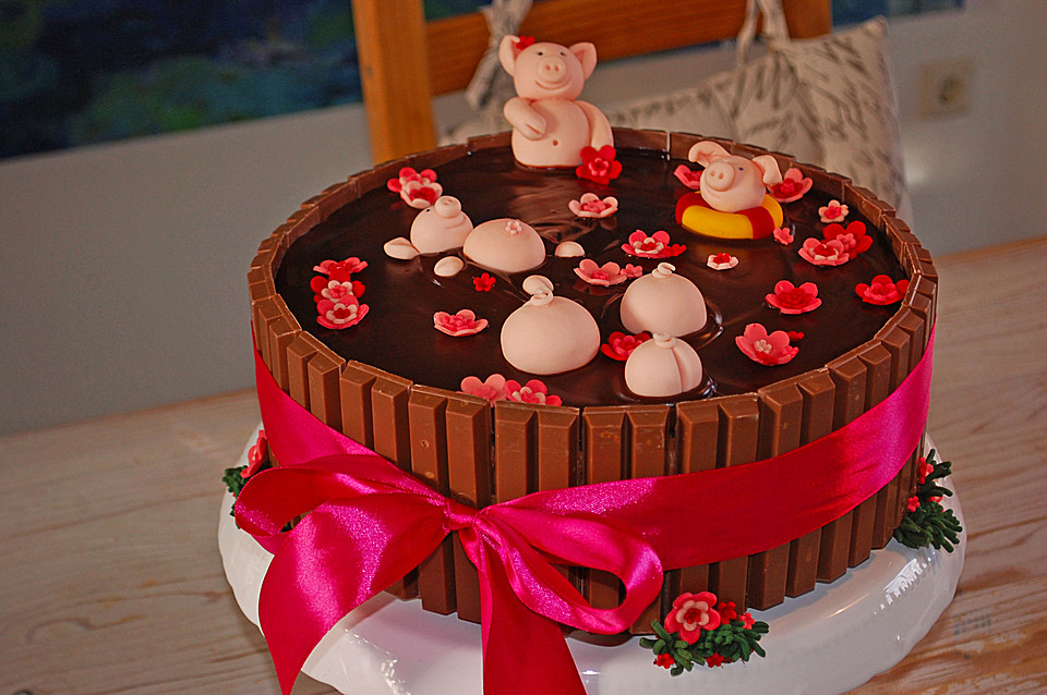 Hình ảnh bánh sinh nhật hình lợn con xinh xắn chắc chắn sẽ khiến bạn thích mê