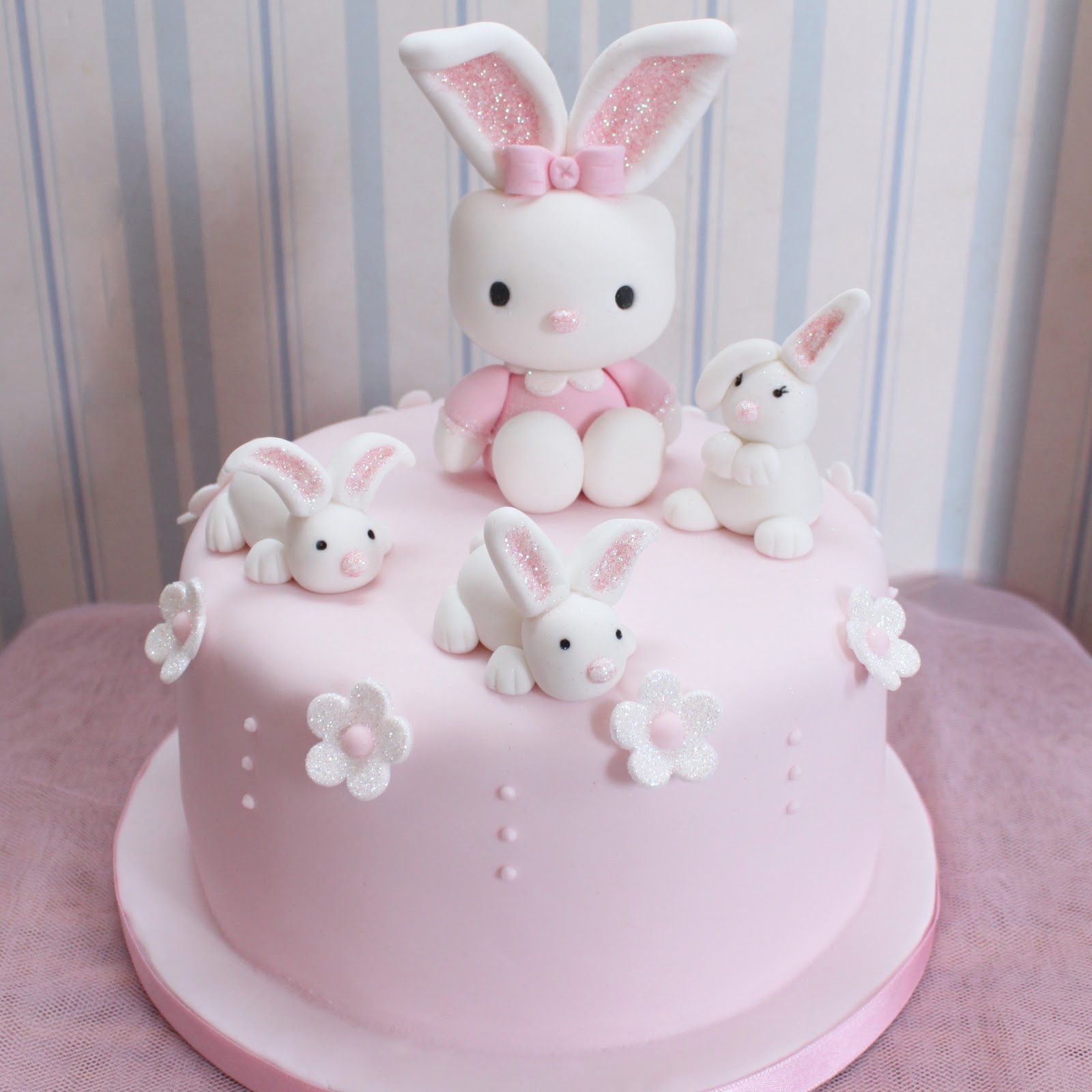 Bánh sinh nhật hình con thỏ độc đáo, đáng yêu cho bé
