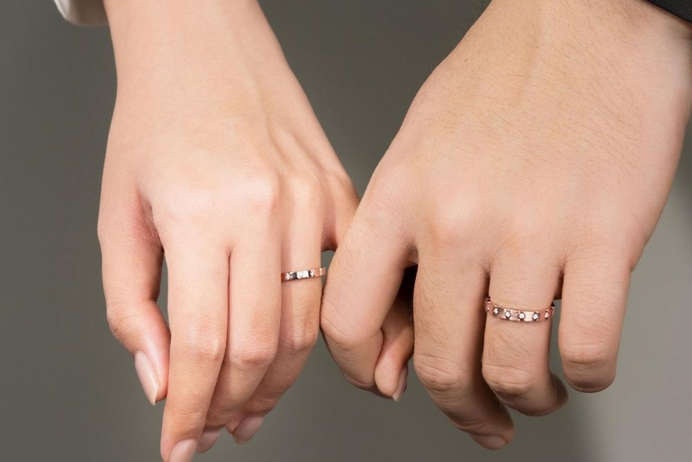 Nhẫn cưới nên mua vàng gì? Cách chọn vàng phù hợp cho cô dâu chú rể