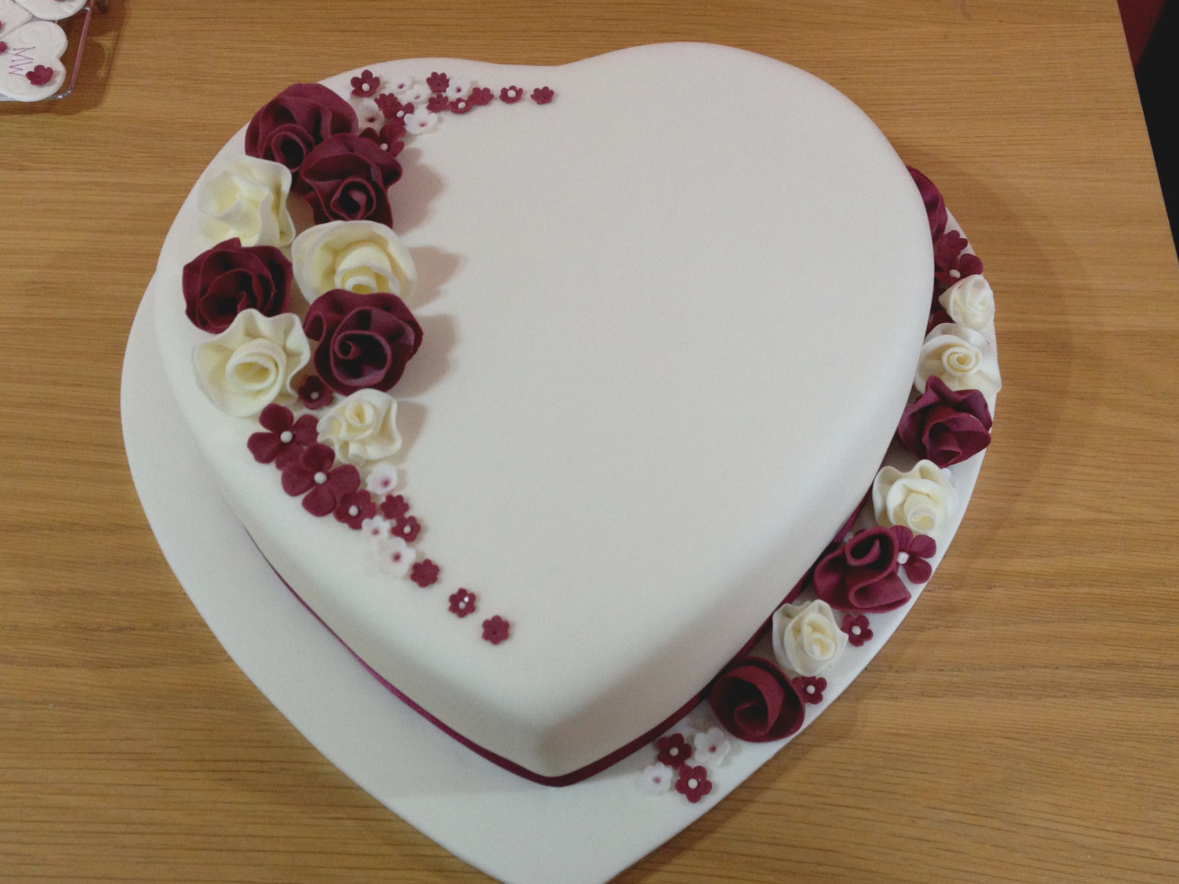 20  mẫu bánh sinh nhật hình trái tim đẹp lãng mạn gửi đến những người thân thương 