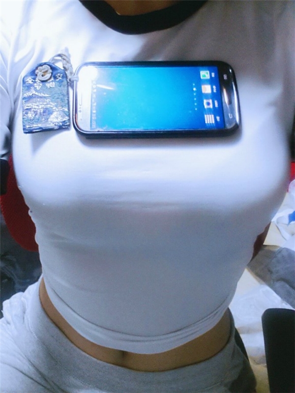 Hình ảnh mới nhất về trào lưu dùng ngực đỡ  smartphone