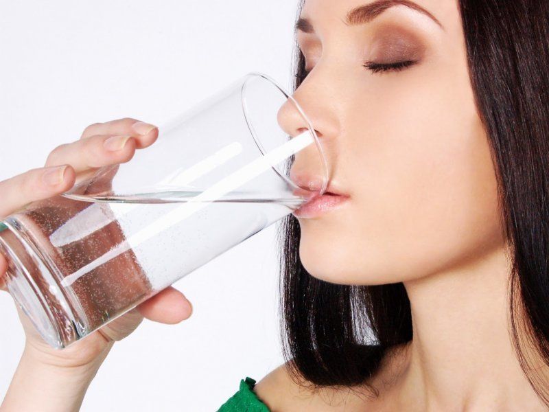 uống đủ nước giúp giảm mỡ đùi