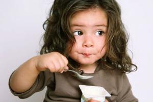 Cho trẻ ăn sữa chua thế nào là đúng cách