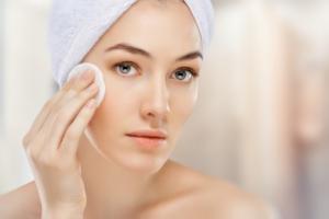 5 lưu ý quan trọng khi sử dụng sữa rửa mặt cho da mụn hoặc da nhạy cảm