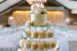 Hình ảnh 20 tháp bánh cưới cupcake đẹp như mơ cho một đám cưới hoàn hảo